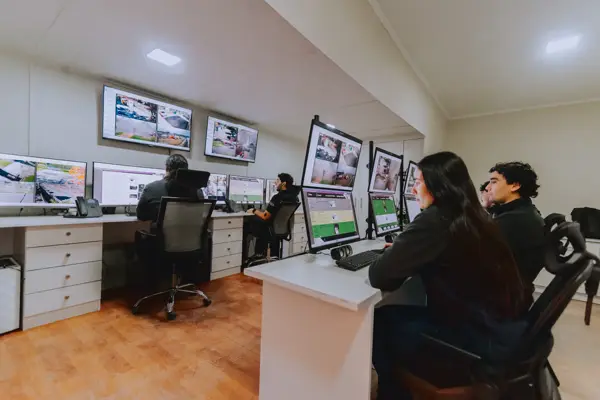 Operadores registrando observaciones en la central