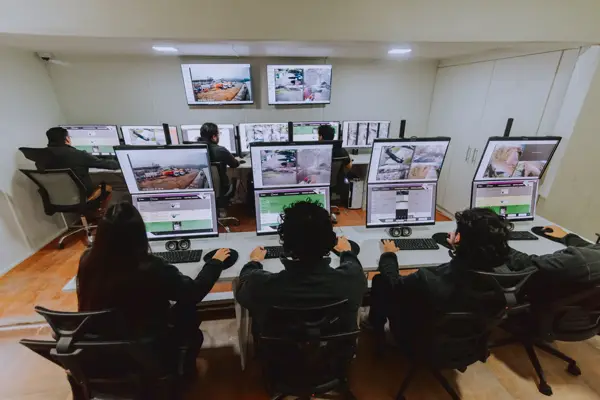 La sala de la central Widder en turno completo