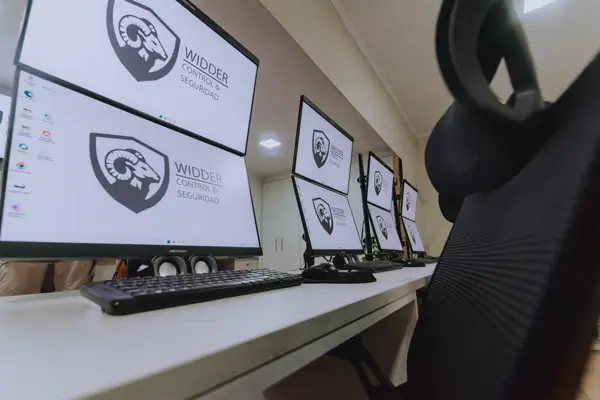 Monitores de la central con tecnología propia de Widder