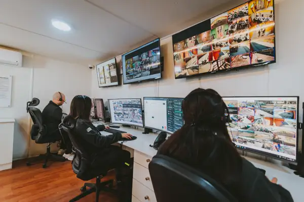 Verificación en video frente al muro de pantallas