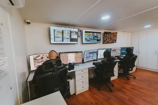 Sala de la central Widder con tres puestos de trabajo