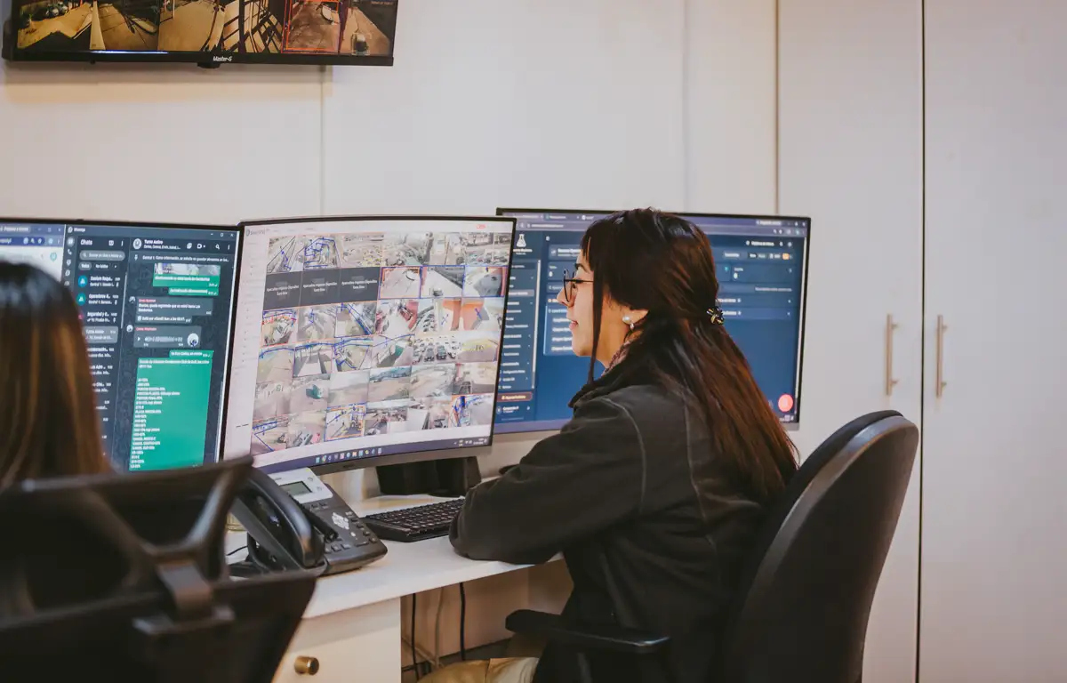 Operadora verificando cámaras en la central de monitoreo Widder
